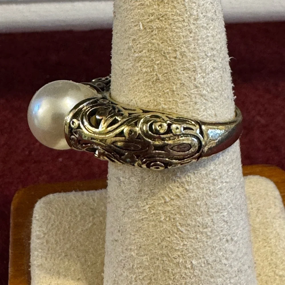 NWOT boutique style silver tone filigree band w/imitation pearl